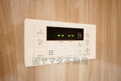 湯量・湯温の設定、そして保温までワンタッチのフルオートバス。便利な追い炊き機能付きです。