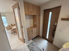 たっぷり収納できるシューズボックスです。家族全員の靴がきれいに整頓できます。棚の上にお花や写真を飾っても良いですね。