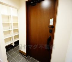 同仕様写真。サンダルからブーツまで収納力豊かなシューズクローク。扉を閉めると来客の目に触れることもなく安心です＾＾
