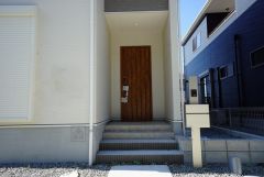 家の顔となる玄関扉がかっこいいと、たくさんの人を招き入れたくなりますね＾＾
