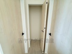 2階の廊下にも収納を確保。各居室に入りきれなかった荷物や、2階で使用する日用品のストック置き場に便利です。