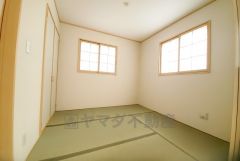 リビングからの続き間として和室をご用意しました。普段はリビングとつなげて開放的なスペースとして、来客時には客間としてお使いいただけます。