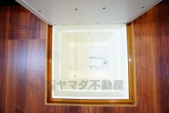 キッチンにある床下収納は、居住スペースを減らさずに買い置きの調味料や非常食などを保管することができます。