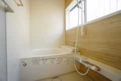 バスルームの洗い場の床材は水はけの良い素材を採用。カビが生えにくい設計になっております。窓付きで換気もばっちりです＾＾