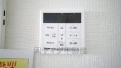 キッチン横からお湯張り、追い炊き、足し湯がボタン一つで楽々操作できる給湯機リモコンです。忙しい夕飯準備の時間帯に重宝しますね。