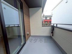 南側に面した大型のバルコニーは日当たり良好です。お洗濯物も気持ちよく干せそうです。日光浴をしたり、星を眺めたりも良いですね^^