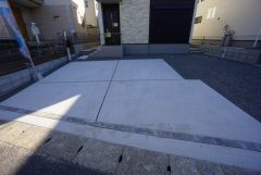 3台まで並列駐車できるので、急な来客時やお子様が成人して車を所有するようになっても安心です。