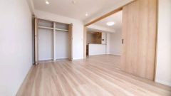 木目調のシンプルデザインで落ち着きと安らぎの空間に仕上げています。各部屋に収納が完備されているので、お荷物が増えても安心の設計です。
