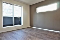 同仕様写真。寛ぎの時間を紡ぎだす主寝室は、大型ベッドを置いても余裕の広さを確保しています。