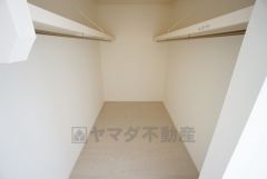 収納力豊富なウォークインクローゼット。洋服や小物などを1箇所にまとめて美しい収納を実現します。スーツケースのような大型の荷物も置けます＾＾