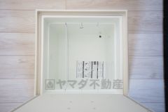 キッチンにある床下収納は、居住スペースを減らさずに買い置きの調味料や非常食などを保管することができます。