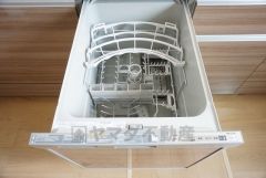 同仕様写真。食後の時間にゆとりを与えてくれる食器洗い乾燥機。操作ボタンも上面にあるので、腰をかがめずに操作が楽々。
