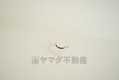 火災発生をいち早く知らせてくれる火災報知器は標準装備です。