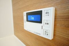 湯量・湯温の設定、そして保温までワンタッチのフルオートバス。便利な追い炊き機能付きです。