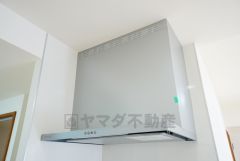 お手入れが簡単なスリム型レンジフードです。調理により発生する油煙や臭いを吸い込み、屋外へ排気してくれます。