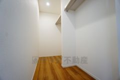 収納力豊富なウォークインクローゼット。洋服や小物などを1箇所にまとめて美しい収納を実現します。スーツケースのような大型の荷物も置けます＾＾