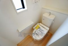 同仕様写真。温水洗浄機付トイレです。節水機能もあるので、安心して使えますね。もちろん、1階2階の2ヶ所にトイレがあるので、忙しい朝にもゆとりができますね。