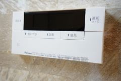 湯量・湯温の設定、そして保温までワンタッチのフルオートバス。便利な追い炊き機能付きです。