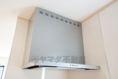 お手入れが簡単なスリム型レンジフードです。調理により発生する油煙や臭いを吸い込み、屋外へ排気してくれます。