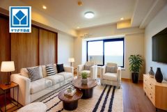 家具はイメージです。大きな窓のあるリビングは、陽光あふれる明るい空間です。居心地良く、ご家族皆がゆったり寛げる憩いの空間となりそうです。