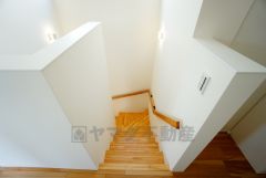 小さなお子様やご高齢の方でも安心できる、手すり付き階段。段差も低めで設定されており、安全性にも優れています。