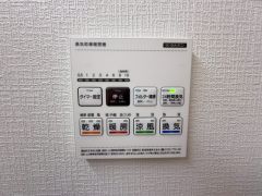 雨の日の洗濯も安心できる浴室暖房乾燥機付き浴室。リモコンで操作もボタン1つで簡単。