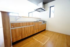 対面式カウンターキッチンからはお子様の様子が見守れます。ダイニングへの配膳や調理の時便利なカウンター付き。