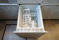 同仕様写真。食事の後の手間を解消する食器洗い乾燥機付。冬場の洗い物で手荒れの悩みもなくなります。手洗いよりも節約できて便利。