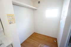 脱衣所にはハンガーパイプ付き収納を設置。