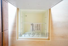 キッチンにある床下収納は、居住スペースを減らさずに買い置きの調味料や非常食などを保管することができます。