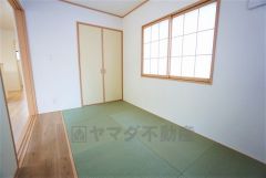 同仕様写真。居心地も良い和室は、ワークスペースとしても有効。お仕事を頑張ってちょっと疲れたら、畳に寝転がることもできますね。
