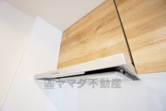 調理時の蒸気や匂いが換気扇に誘導され、効率的に排煙ができます＾＾