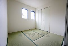 リビング横の和室は、思い切りお子様が遊べるキッズスペースに。柔らかい畳の上なら、お子様が転んでも怪我をしにくく安心です。