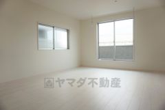 同仕様写真。暖かい日差しが差し込む洋室。たっぷり収納できるクローゼット付きでお部屋の中をすっきりと快適に保てます。