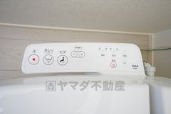 温水、暖房、ウォシュレット付の高機能トイレです。