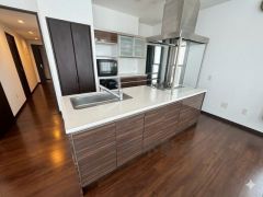 リビングにいるお子様を見守りながらお料理ができる対面キッチン。カウンタートップの汚れもサッと拭き取ることができ、お掃除ラクラク＾＾