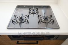 同仕様写真。同時にたくさんの料理が調理できる3口コンロ。長時間熱を通しておきたい煮込み料理を作りながら、炒め物など同時進行で進められます。