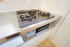 3種類の料理が同時に調理できる、3口ガスコンロ。忙しい夕食の支度時間が短縮できて効率よくお料理が楽しめます。