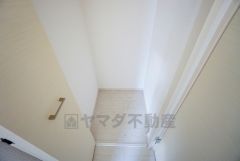 玄関ホールに収納スペースを確保。日用品や趣味の道具入れとして便利です。扉付きなので見た目もスッキリ＾＾
