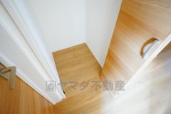 同仕様写真。掃除機や扇風機などよく使う家電や日用品、備品などの収納に便利です。