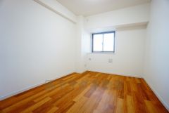住む人のこだわりを活かす洋室。日当たりがよく、寝室としての利用もおすすめ。広めのクローゼットには荷物をすっきり片付けられ、ゆとりのある暮らしが出来ます＾＾
