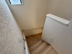 小さなお子様やご高齢の方でも安心できる、手すり付き階段。段差も低めで設定されており、安全性にも優れています。