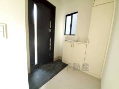 たっぷり収納できるシューズボックスです。家族全員の靴がきれいに整頓できます。棚の上にお花や写真を飾っても良いですね。