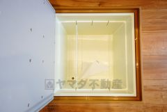 キッチンにある床下収納は、居住スペースを減らさずに買い置きの調味料や非常食などを保管することができます。