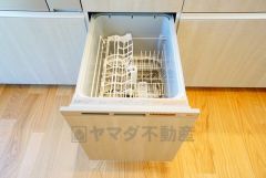 食事の後の手間を解消する食器洗い乾燥機付。冬場の洗い物で手荒れの悩みもなくなります。