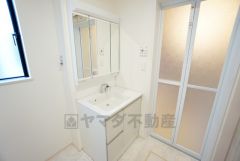 三面鏡つき洗面台。鏡裏にたっぷりとした収納スペースがあります。鏡を閉めてしまえば小物は見えないため、スッキリとした印象の洗面台にできます。