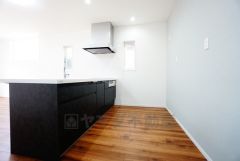 リビングやダイニングからキッチン周りが丸見えにならない対面式キッチン。テレビ鑑賞や家族との対話がしやすく、ご家族の温かい時間を演出します。