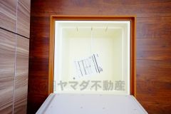 キッチンにある床下収納は、居住スペースを減らさずに買い置きの調味料や非常食などを保管することができます。