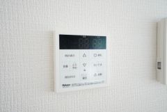 おいだき機能つきなのでお風呂に入る時間が異なるご家庭には嬉しいですね。ボタン一つで快適で便利な生活が＾＾