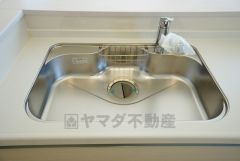 同仕様写真。広々としたステンレスシンクには、洗剤やスポンジを収納出来るラック付き。広さも確保しているので、大きなお鍋も洗いやすいです。